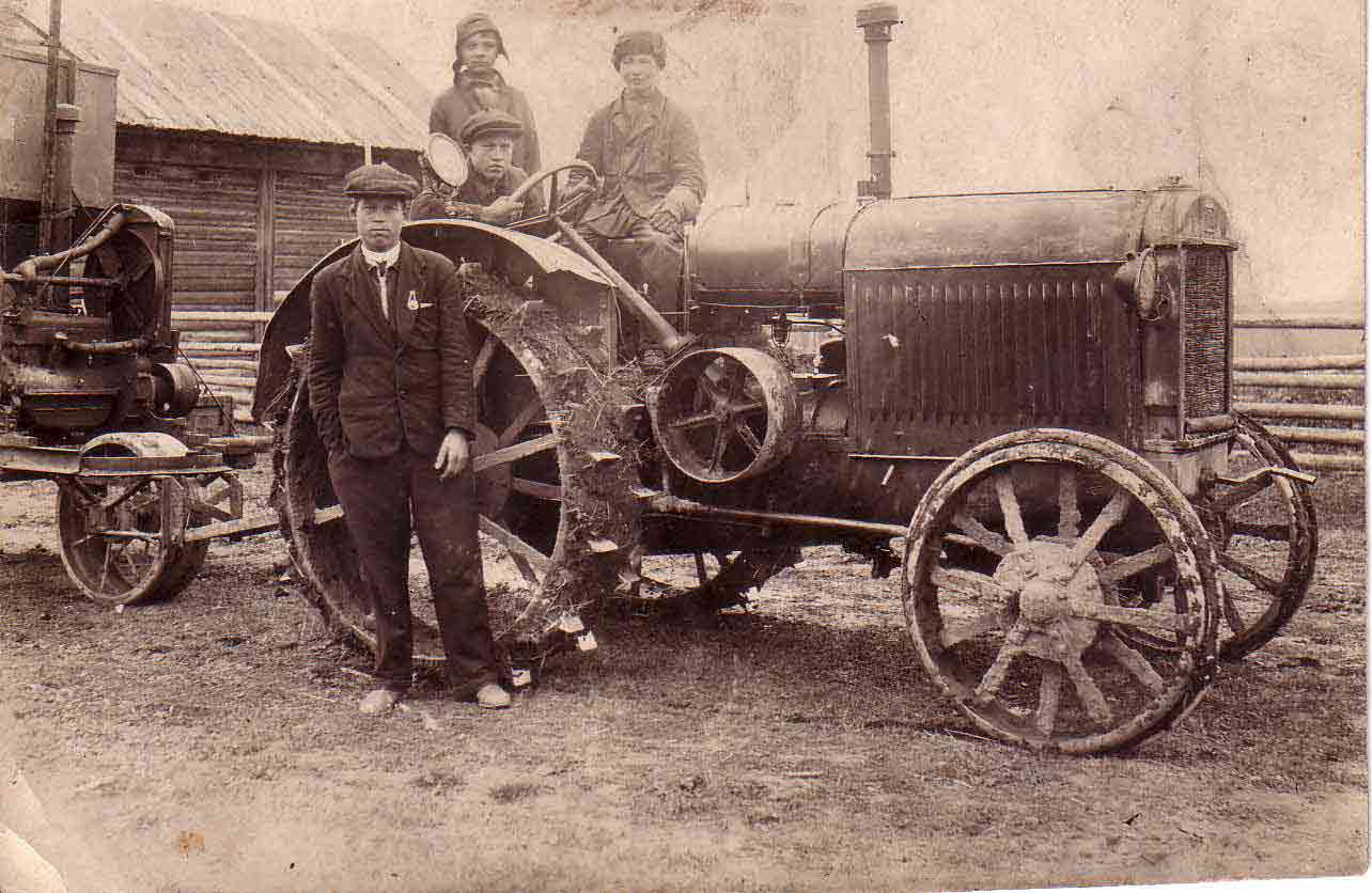 первый трактор 
